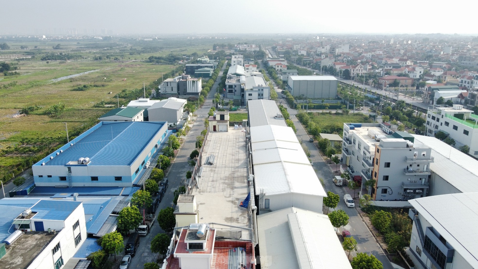 Cận cảnh loạt biệt thự 'mọc' trong cụm công nghiệp làng nghề ở Hà Nội - Ảnh 12.