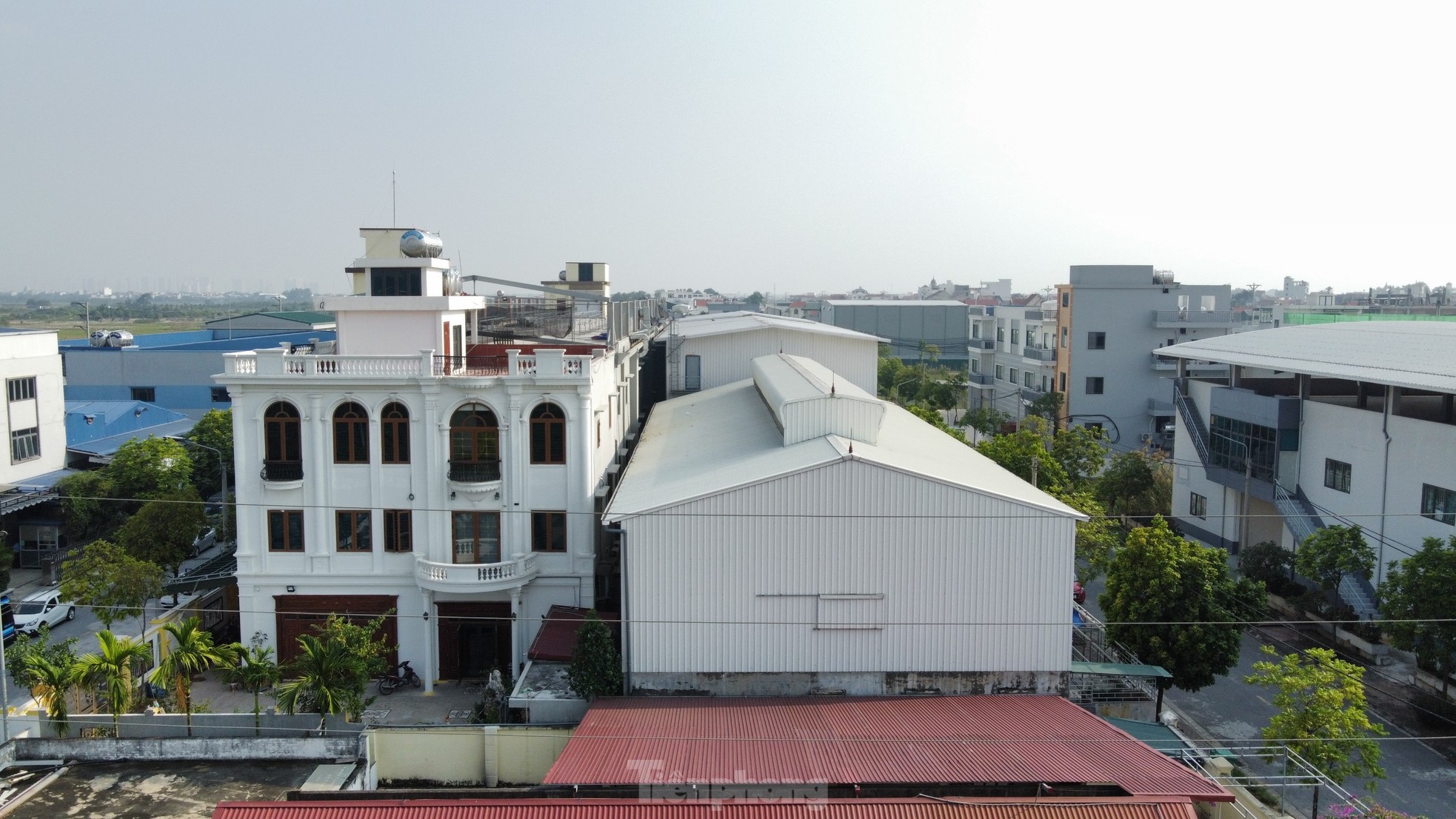 Cận cảnh loạt biệt thự 'mọc' trong cụm công nghiệp làng nghề ở Hà Nội - Ảnh 17.