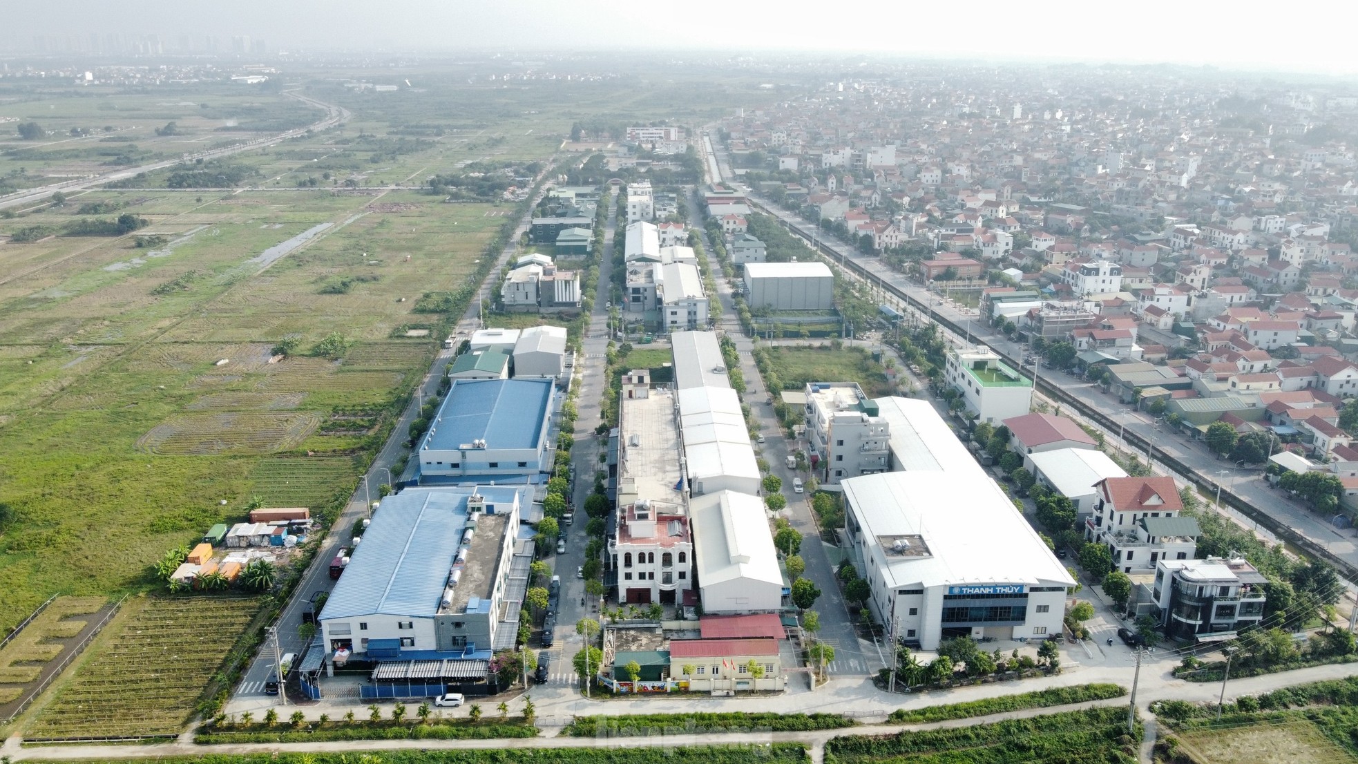 Cận cảnh loạt biệt thự 'mọc' trong cụm công nghiệp làng nghề ở Hà Nội - Ảnh 1.