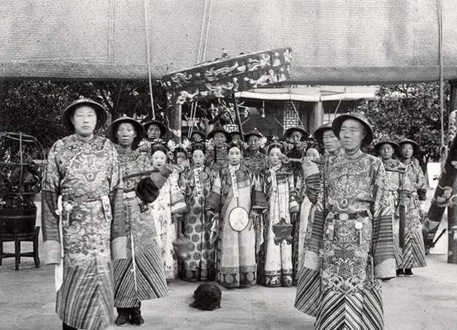 Sướng như chó cưng của Từ Hi Thái hậu: Được cung phụng như "Tiểu a ca", đi tàu hỏa có hẳn toa riêng- Ảnh 3.