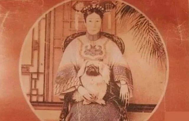 Sướng như chó cưng của Từ Hi Thái hậu: Được cung phụng như "Tiểu a ca", đi tàu hỏa có hẳn toa riêng- Ảnh 1.