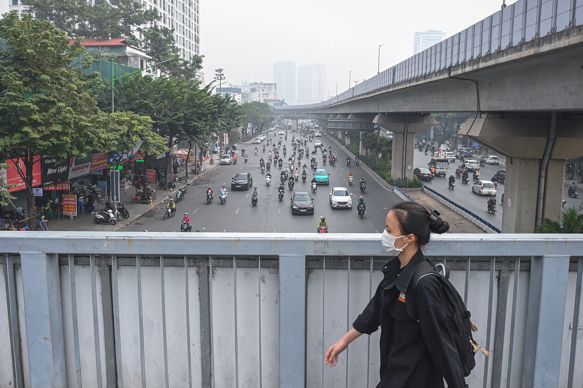 Hà Nội trong ngày không khí tệ thứ 3 toàn cầu: Người dân khó thở, nhức mắt khi ra đường - Ảnh 2.