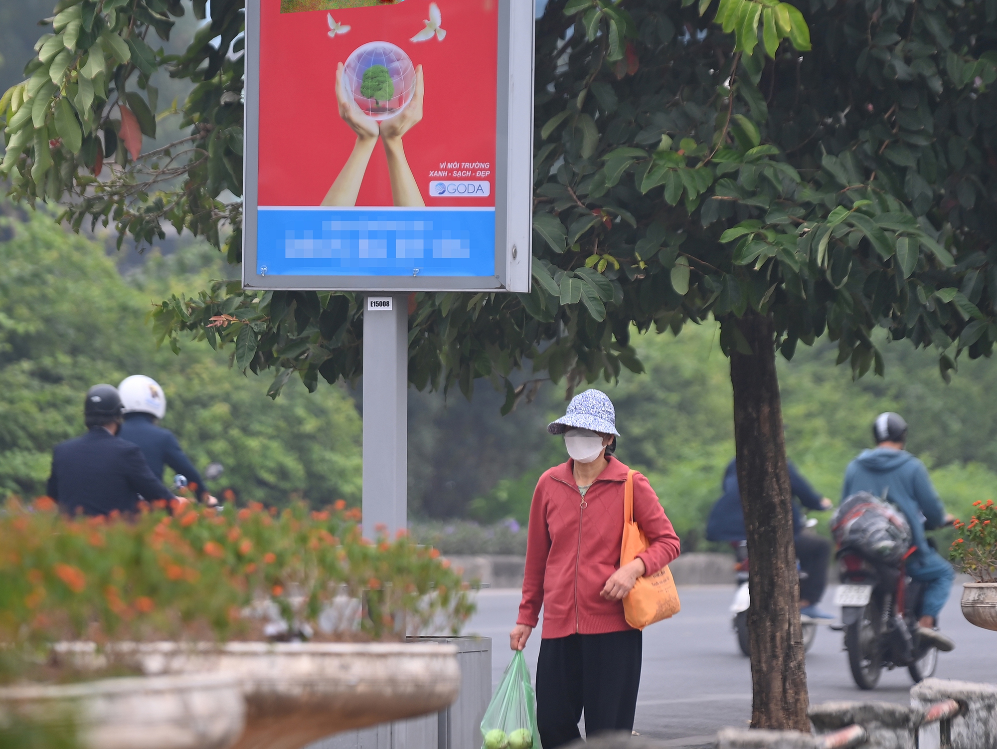 Hà Nội trong ngày không khí tệ thứ 3 toàn cầu: Người dân khó thở, nhức mắt khi ra đường - Ảnh 8.