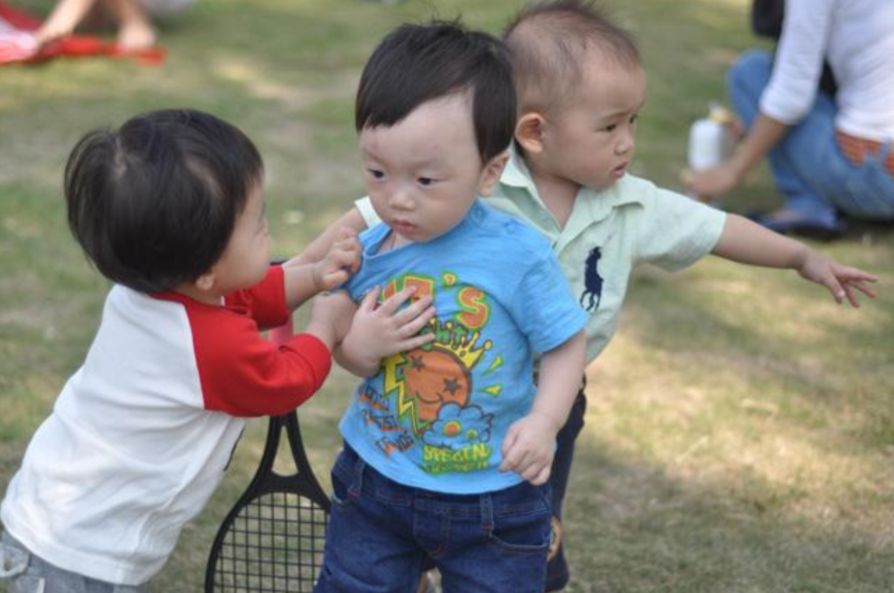 Con liên tục lăn lộn ăn vạ trên đường, người mẹ có cách làm khiến nhiều người phục: Đây là lý do vì sao có trẻ ngoan, trẻ hư! - Ảnh 3. Con liên tục lăn lộn ăn vạ trên đường, người mẹ có cách làm khiến nhiều người phục: Đây là lý do vì sao có trẻ ngoan, trẻ hư! - Ảnh 3.