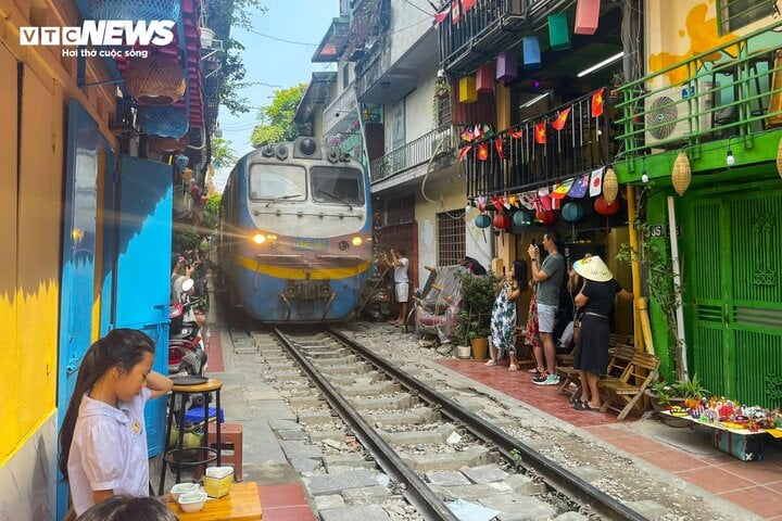 Nườm nượp khách du lịch check-in phố đường tàu 'mới mọc' ở Hà Nội - Ảnh 12.