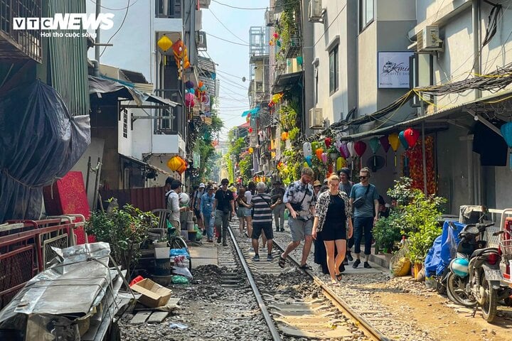 Nườm nượp khách du lịch check-in phố đường tàu 'mới mọc' ở Hà Nội - Ảnh 8.