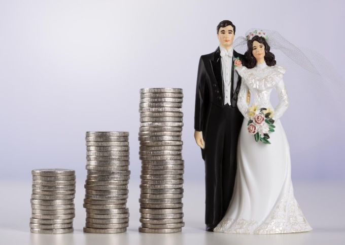 Nên kết hôn vì tình hay vì tiền: Người đang yêu, tiền bạc ít quan trọng, người thiếu tiền thì tình yêu cũng rủi ro - Ảnh 1.