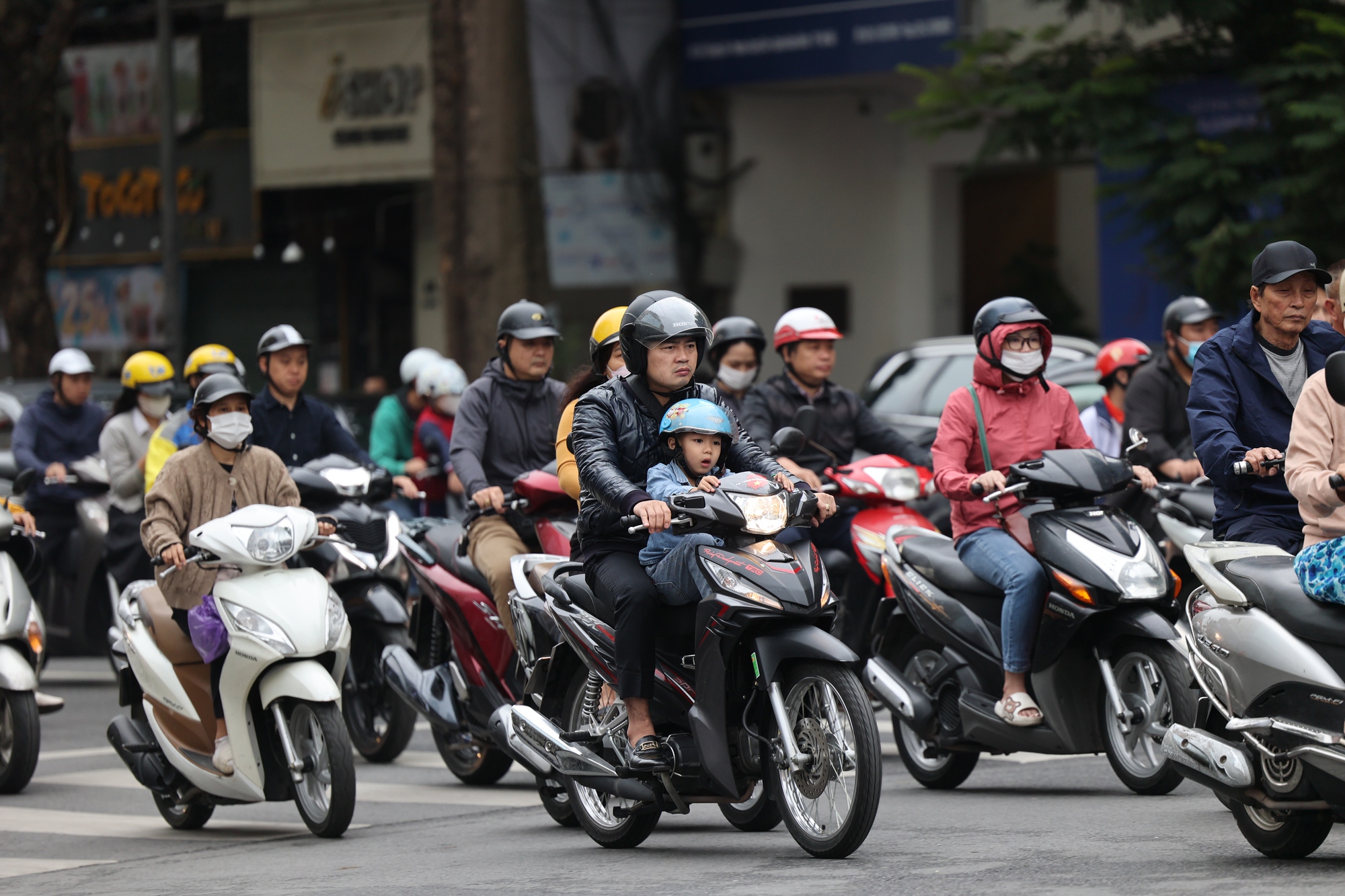 Hà Nội sáng bình yên trong cơn gió lạnh đầu mùa - Ảnh 1.