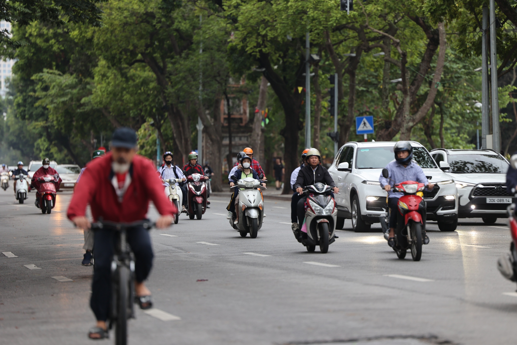 Hà Nội sáng bình yên trong cơn gió lạnh đầu mùa - Ảnh 4.