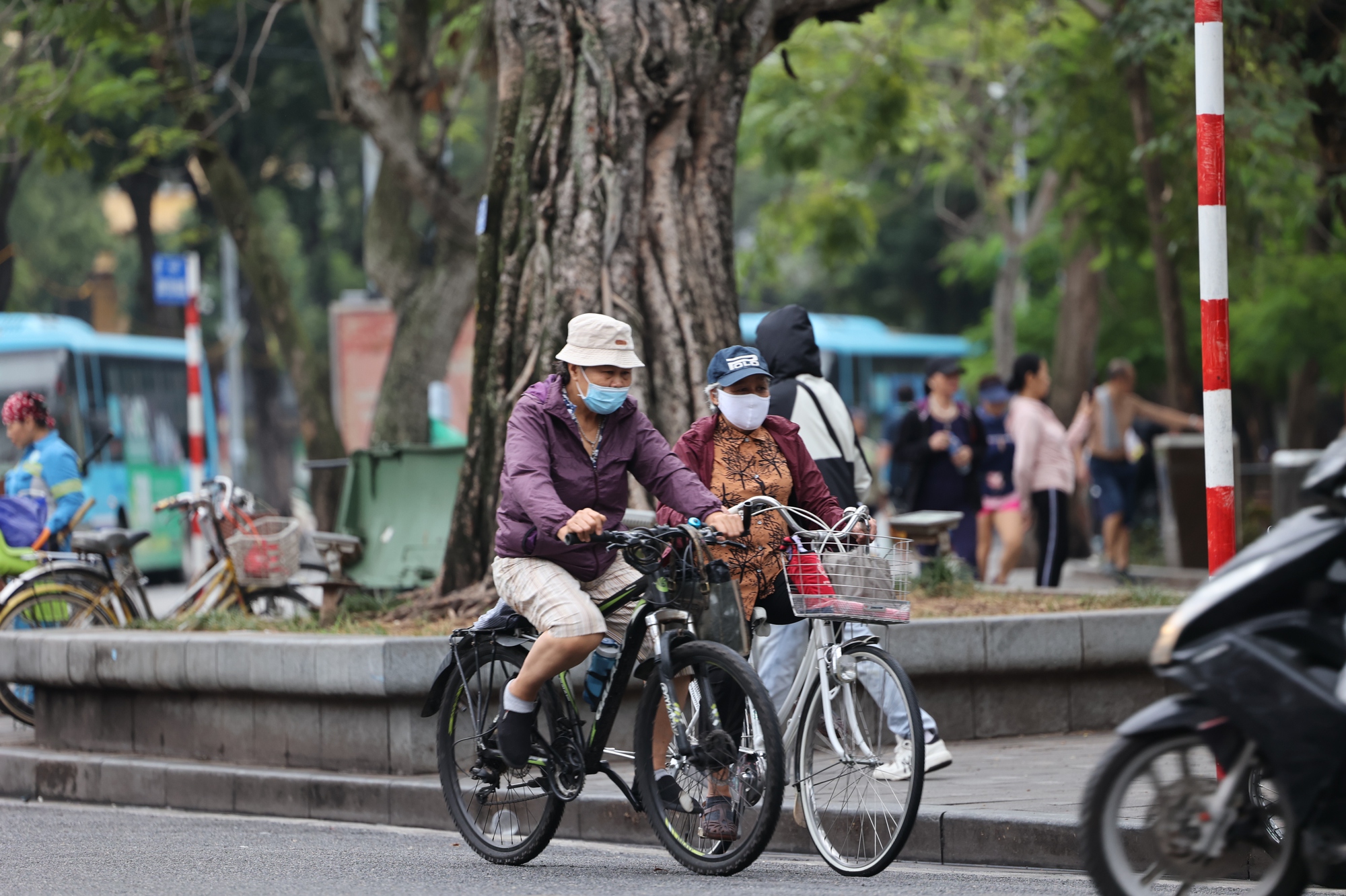 Hà Nội sáng bình yên trong cơn gió lạnh đầu mùa - Ảnh 6.