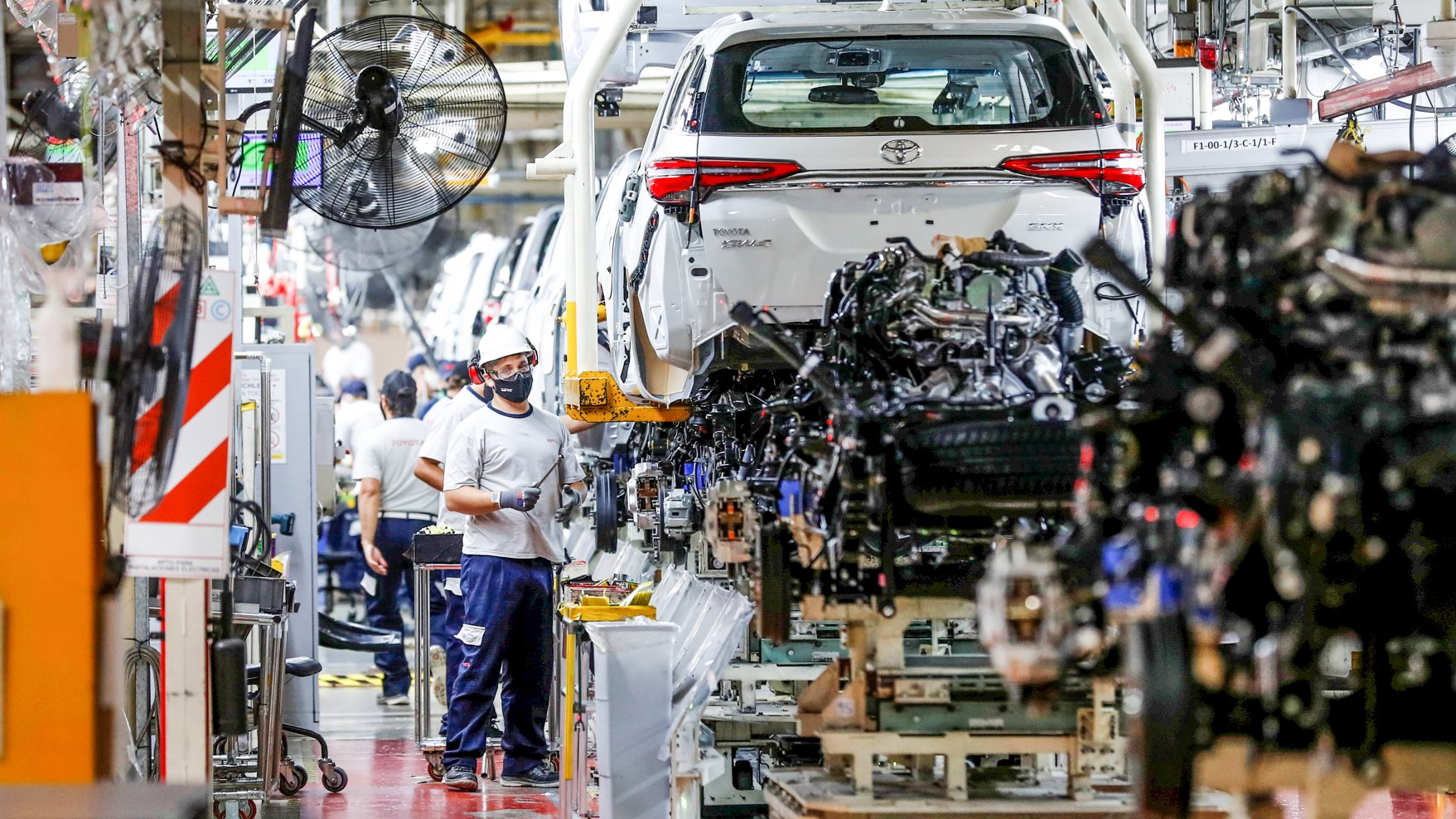 Toyota thừa nhận: Không phải cứ sản xuất được ô tô là làm được xe điện, bí quyết 50 năm bị thách thức bởi triết lý sản xuất xe như ‘làm iPhone’ của Elon Musk - Ảnh 2.