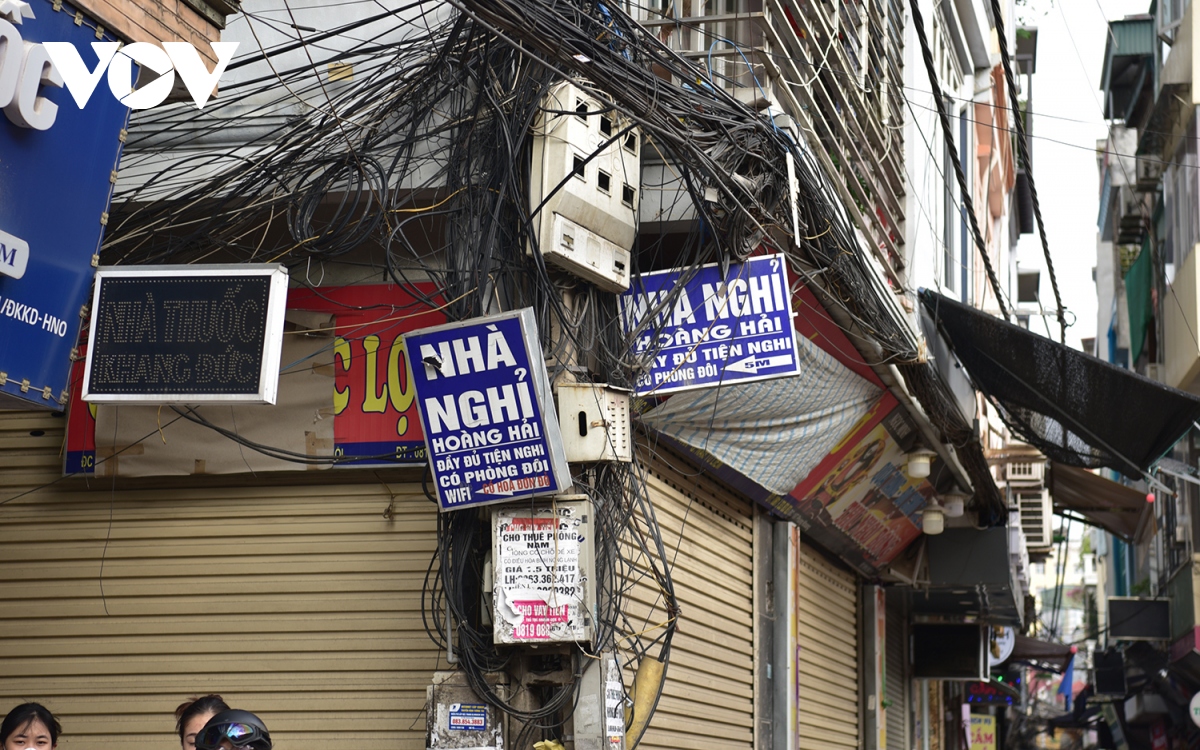 Cột điện, trạm biến áp ở Hà Nội “gánh còng lưng” biển quảng cáo, rao vặt - Ảnh 2.