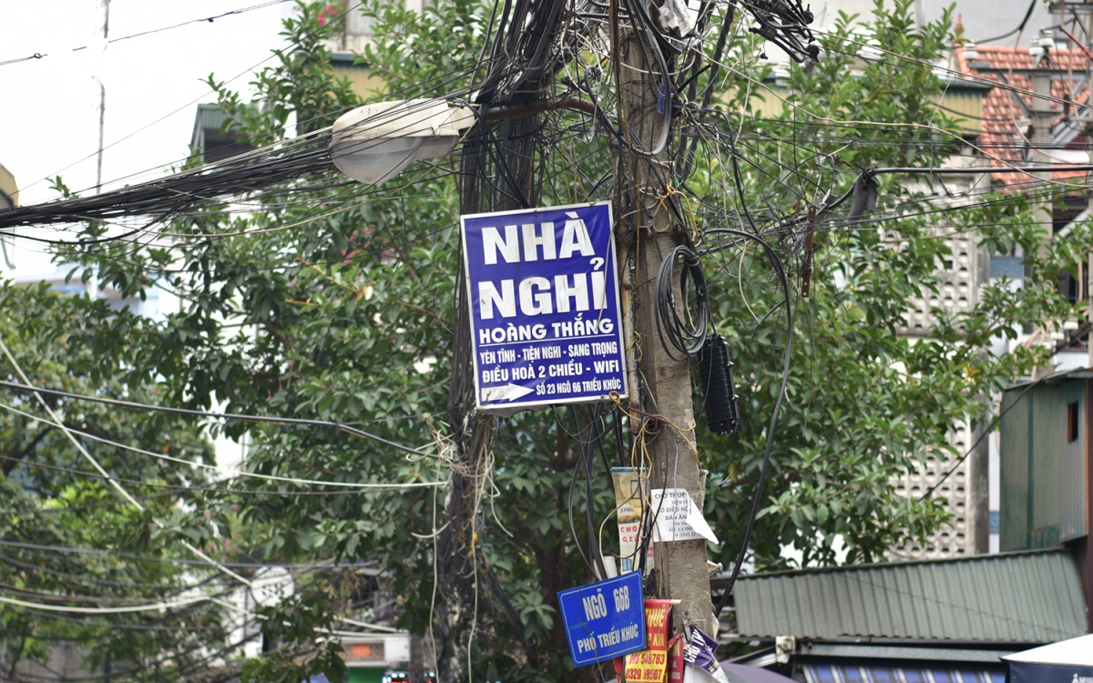 Cột điện, trạm biến áp ở Hà Nội “gánh còng lưng” biển quảng cáo, rao vặt - Ảnh 6.