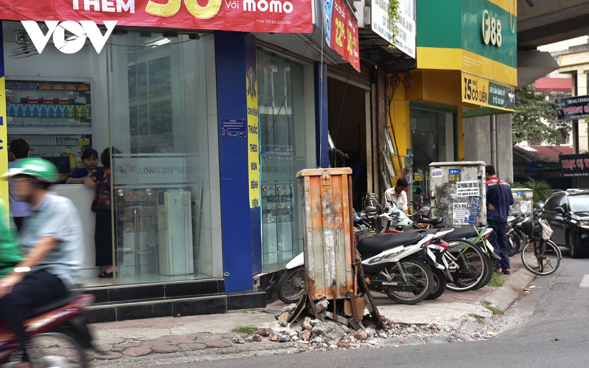 Cột điện, trạm biến áp ở Hà Nội “gánh còng lưng” biển quảng cáo, rao vặt - Ảnh 13.