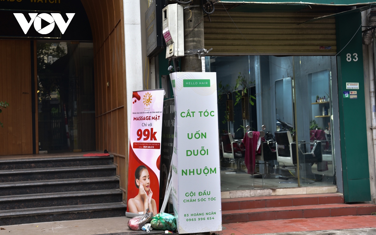 Cột điện, trạm biến áp ở Hà Nội “gánh còng lưng” biển quảng cáo, rao vặt - Ảnh 8.