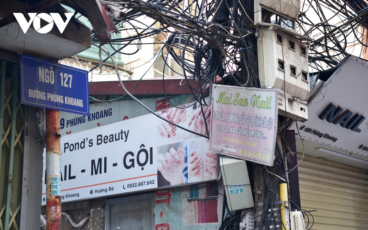 Cột điện, trạm biến áp ở Hà Nội “gánh còng lưng” biển quảng cáo, rao vặt - Ảnh 4.