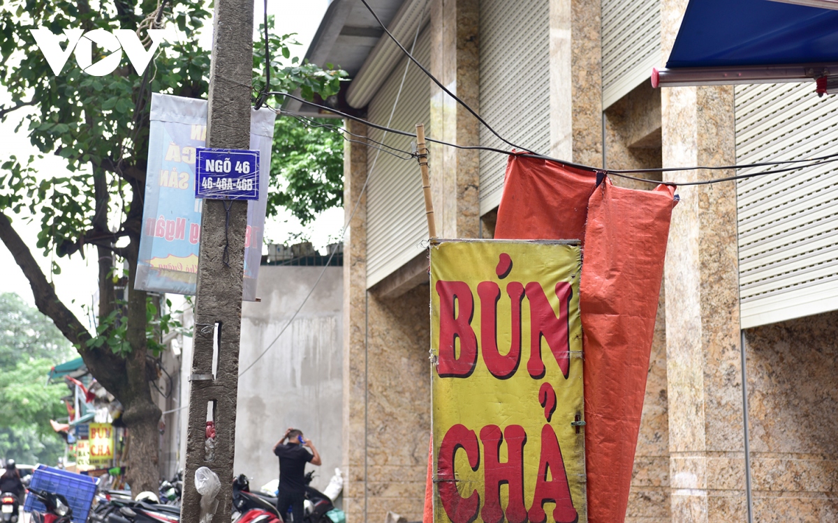 Cột điện, trạm biến áp ở Hà Nội “gánh còng lưng” biển quảng cáo, rao vặt - Ảnh 10.