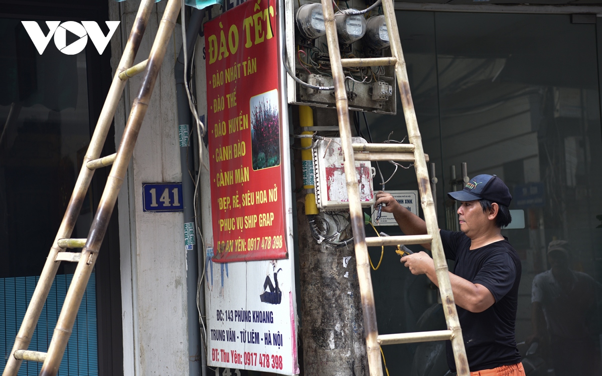 Cột điện, trạm biến áp ở Hà Nội “gánh còng lưng” biển quảng cáo, rao vặt - Ảnh 5.