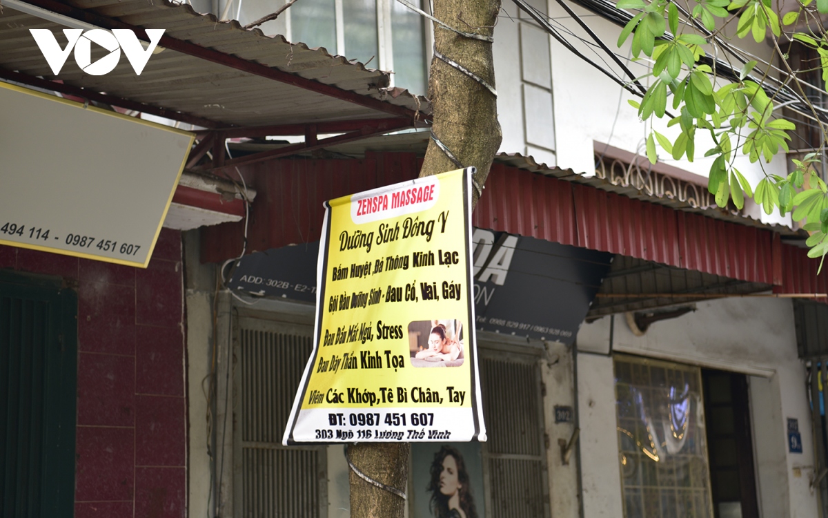 Cột điện, trạm biến áp ở Hà Nội “gánh còng lưng” biển quảng cáo, rao vặt - Ảnh 14.