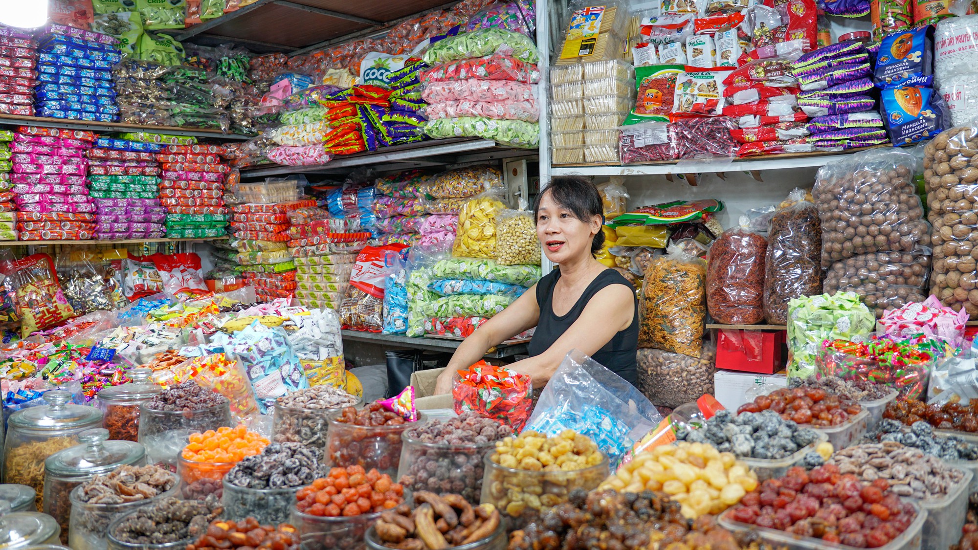 ha-noi-nguoi-dan-ru-nhau-di-an-trong-long-dat36-16994988597271173403520-1699522938803-16995229388741086825393.jpg