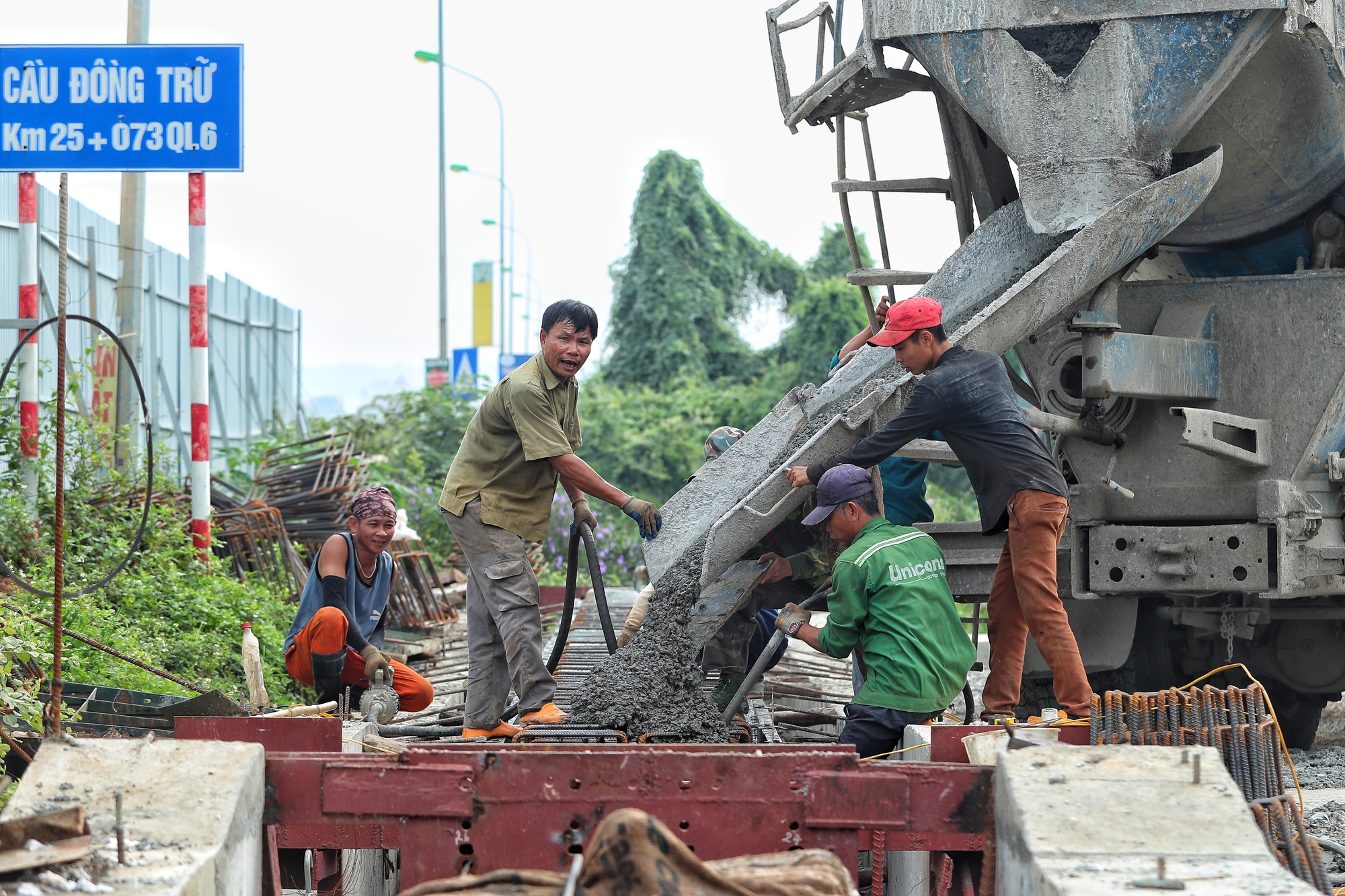 Hà Nội: Sau gần 1 năm thi công dự án nâng cấp, mở rộng Quốc lộ 6 giờ thế nào? - Ảnh 5.