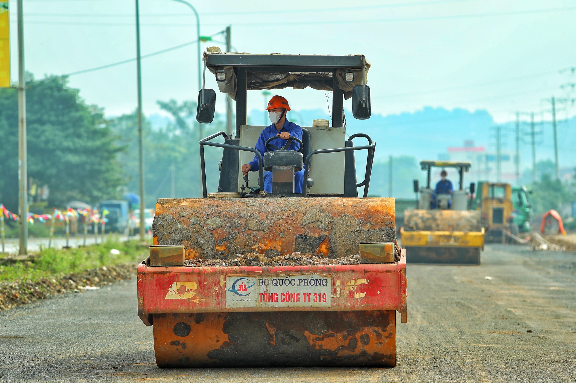 Hà Nội: Sau gần 1 năm thi công dự án nâng cấp, mở rộng Quốc lộ 6 giờ thế nào? - Ảnh 4.