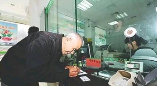 Tìm thấy biên lai gửi tiền của ông nội từ năm 1985 với lãi suất cao khủng 51%, người đàn ông hí hửng ra ngân hàng rút, thì nhận được số tiền gây sốc - Ảnh 2.