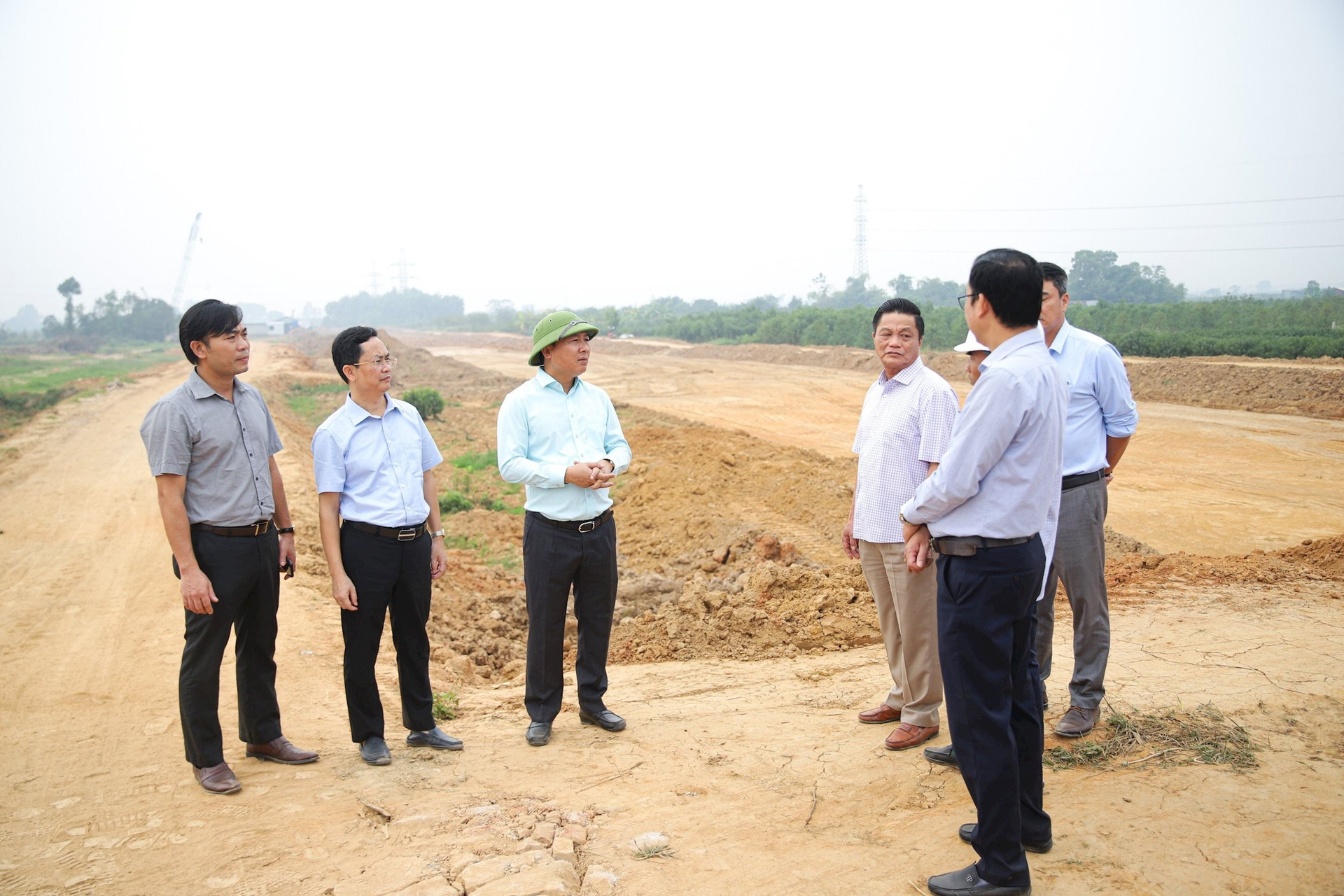 Mê Linh: Đồng loạt triển khai 8 mũi thi công dự án đường Vành đai 4 - Vùng Thủ đô - Ảnh 4.