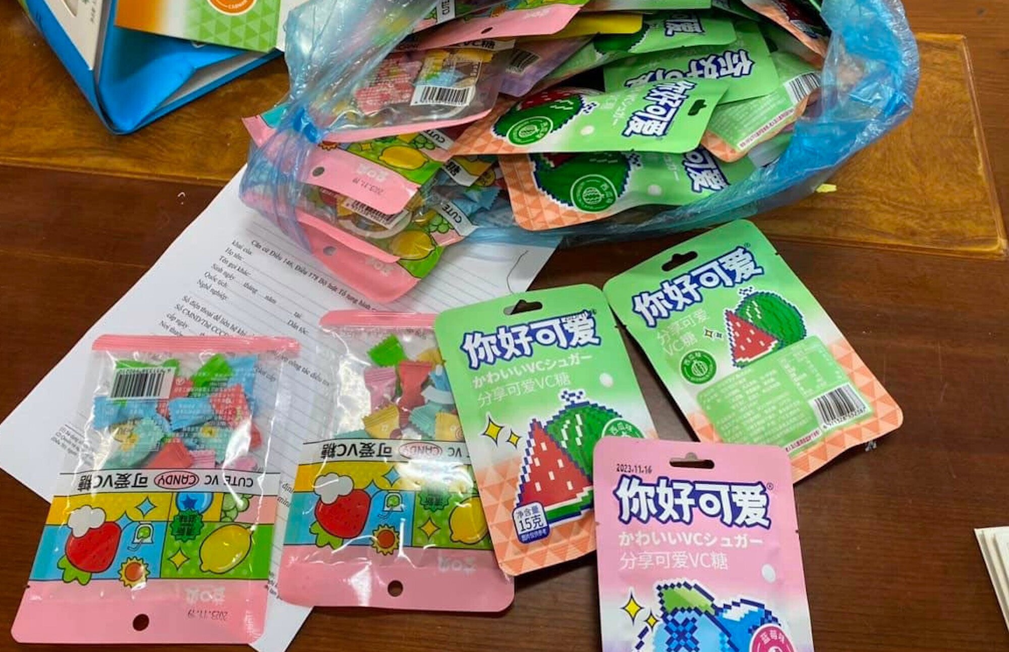 11 học sinh Hà Nội nghi ngộ độc sau khi ăn kẹo lạ - Ảnh 1.
