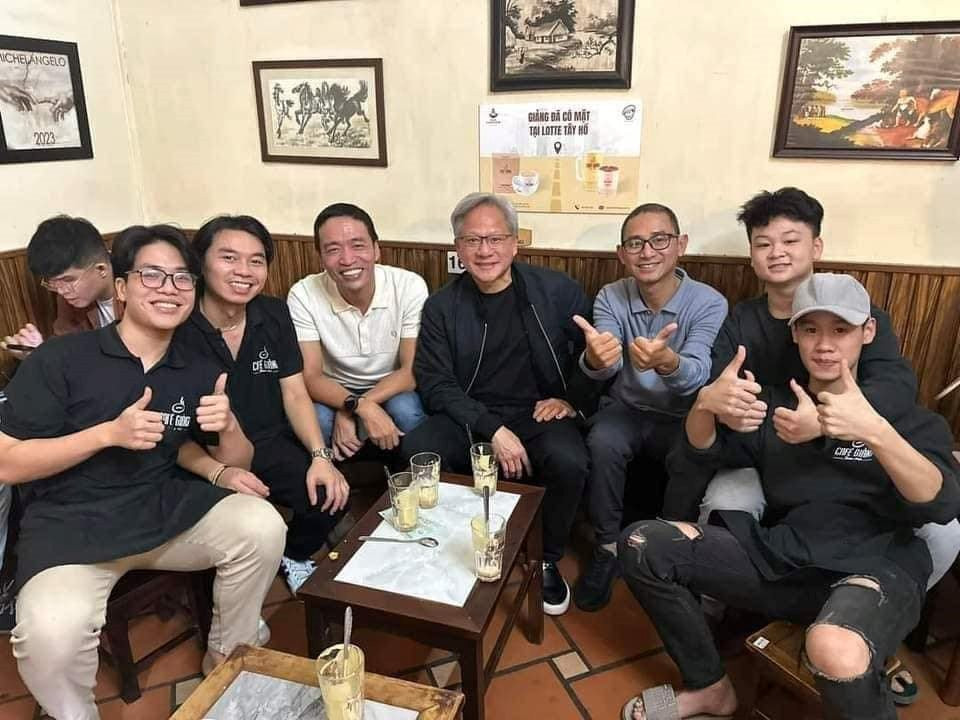 CEO VNG cùng CEO Tập đoàn chip hơn 1.000 tỷ USD của Mỹ  đi ăn uống tại quán vỉa hè Hà Nội - Ảnh 1.