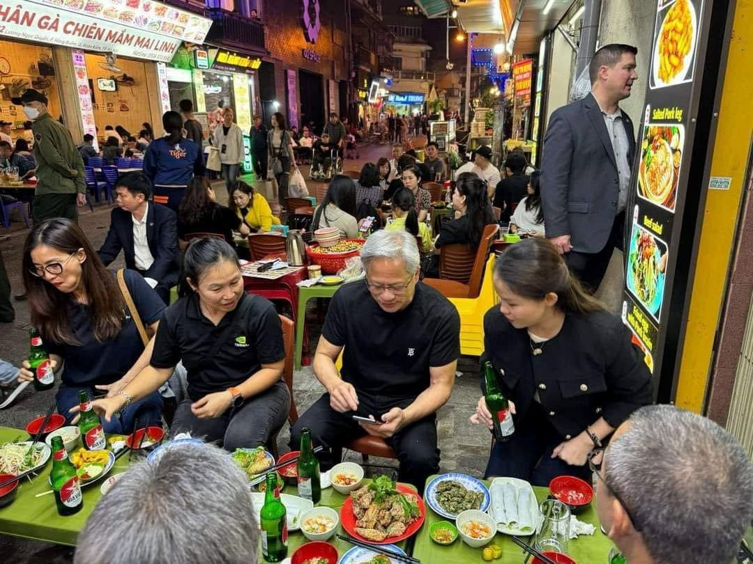CEO VNG cùng CEO Tập đoàn chip hơn 1.000 tỷ USD của Mỹ  đi ăn uống tại quán vỉa hè Hà Nội - Ảnh 4.