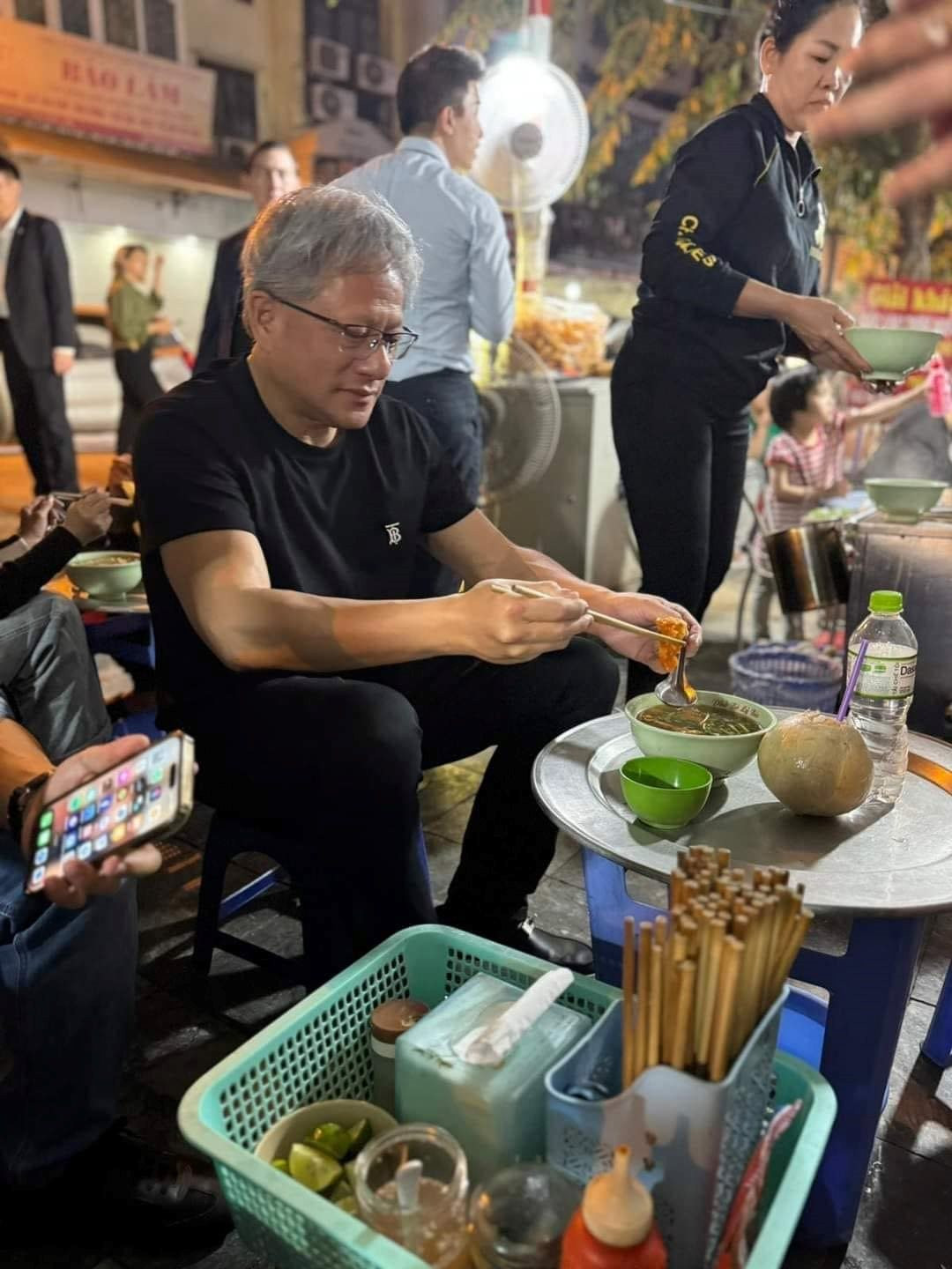 CEO VNG cùng CEO Tập đoàn chip hơn 1.000 tỷ USD của Mỹ  đi ăn uống tại quán vỉa hè Hà Nội - Ảnh 3.