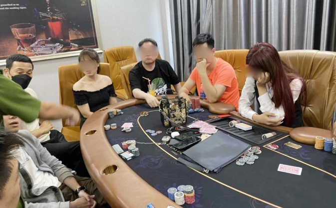 Triệt phá ổ đánh bạc bằng hình thức Poker, giao dịch hơn 20 tỷ đồng tại Hà Nội - Ảnh 1.
