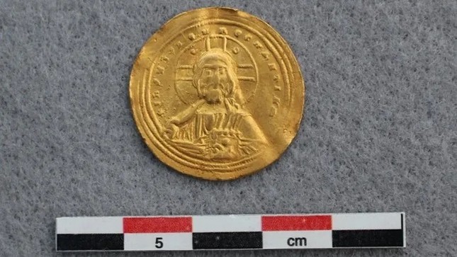 Khai quật được đồng tiền vàng hơn 1.000 năm tuổi có khắc hình khuôn mặt Chúa Giêsu - Ảnh 1.