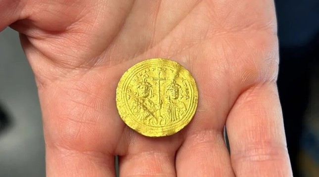 Khai quật được đồng tiền vàng hơn 1.000 năm tuổi có khắc hình khuôn mặt Chúa Giêsu - Ảnh 2.