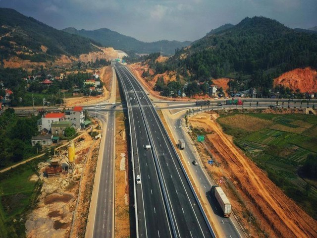 Tuyến cao tốc đóng góp 62,5% GDP Việt Nam, tác động tới hơn 60 triệu dân cả nước đang triển khai như thế nào? - Ảnh 1. Tuyến cao tốc đóng góp 62,5% GDP Việt Nam, tác động tới hơn 60 triệu dân cả nước đang triển khai như thế nào? - Ảnh 1.