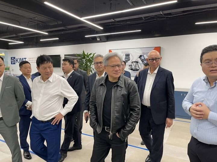 Chân dung CEO Nvidia Jensen Huang vừa sang Việt Nam, ăn đồ vỉa hè - Ảnh 5.