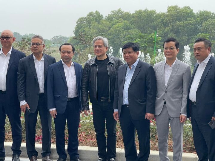 Chân dung CEO Nvidia Jensen Huang vừa sang Việt Nam, ăn đồ vỉa hè - Ảnh 2.