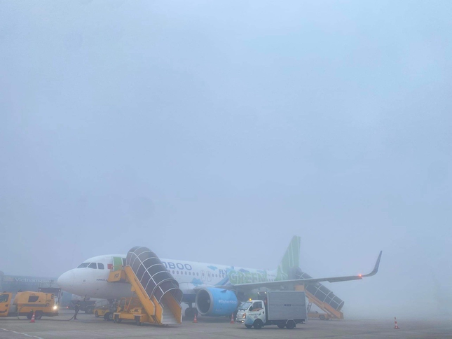 Mây mù liên tục 'bủa vây' sân bay Nội Bài - Ảnh 1.