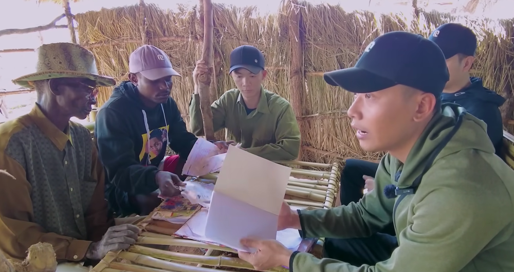 "Đại gia" tặng quà cho hàng trăm người dân ở Quang Linh Farm, biết danh tính lại càng cảm kích - Ảnh 2.