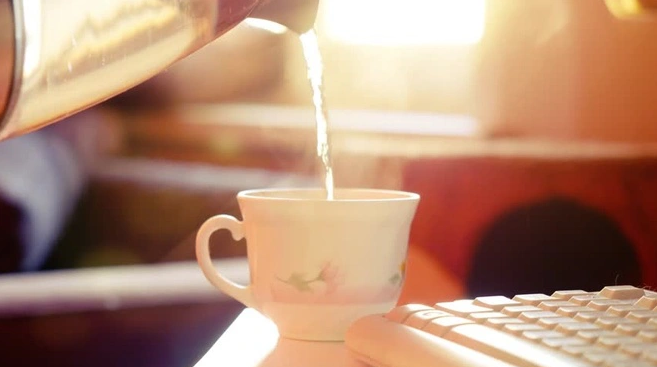 Uống nước ấm mỗi sáng là “tiên dược” cho sức khỏe, nhưng sẽ hóa “độc dược” nếu cứ uống theo 3 kiểu này- Ảnh 2. Uống nước ấm mỗi sáng là “tiên dược” cho sức khỏe, nhưng sẽ hóa “độc dược” nếu cứ uống theo 3 kiểu này- Ảnh 2.