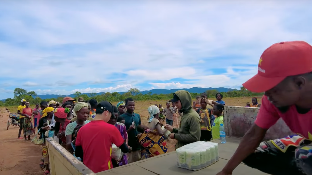 "Đại gia" tặng quà cho hàng trăm người dân ở Quang Linh Farm, biết danh tính lại càng cảm kích - Ảnh 3.