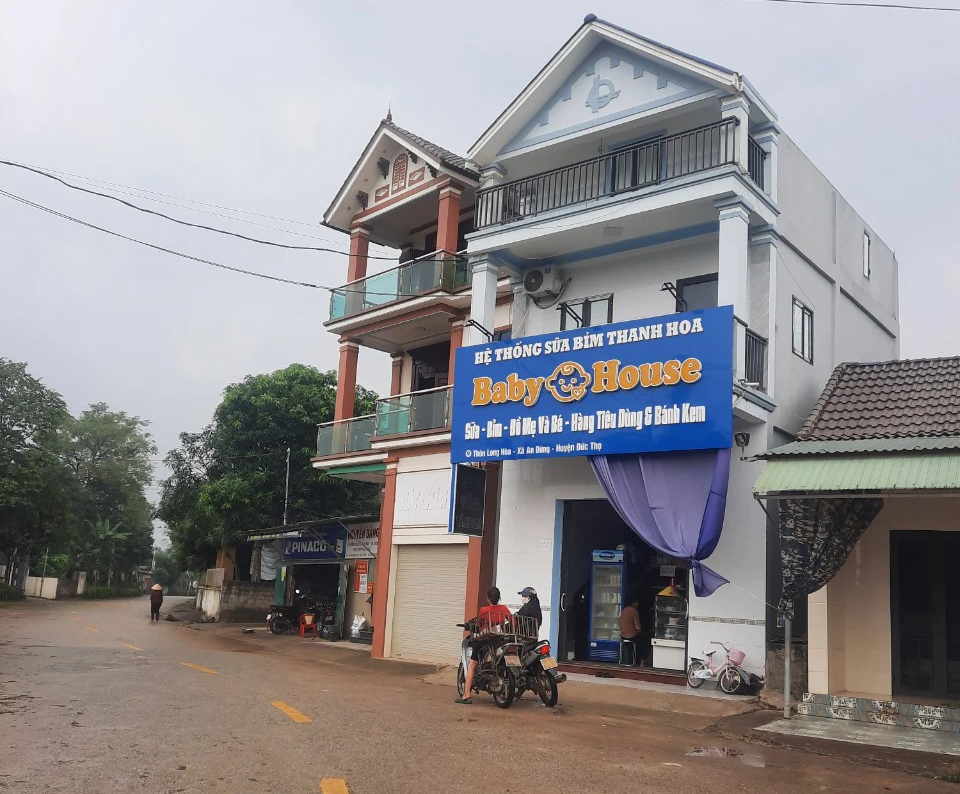 Vụ "phù phép" ki-ốt kinh doanh thành nhà tầng kiên cố: Chính quyền xã thừa nhận bất lực- Ảnh 1.