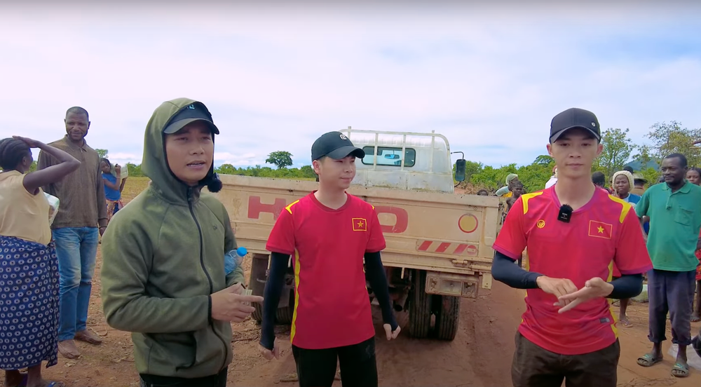 "Đại gia" tặng quà cho hàng trăm người dân ở Quang Linh Farm, biết danh tính lại càng cảm kích - Ảnh 1.