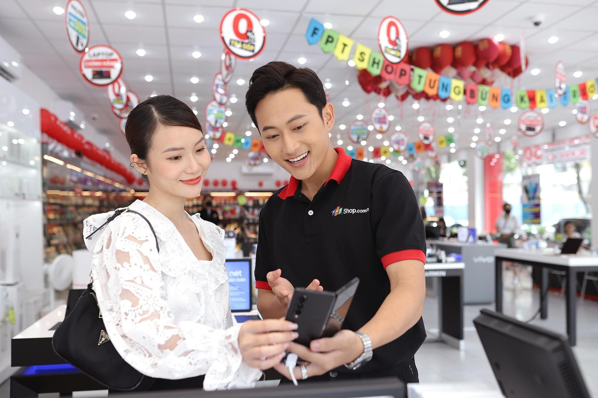 Bùng nổ ưu đãi đến 70% khi mua các mặt hàng công nghệ tại FPT Shop - Ảnh 1.