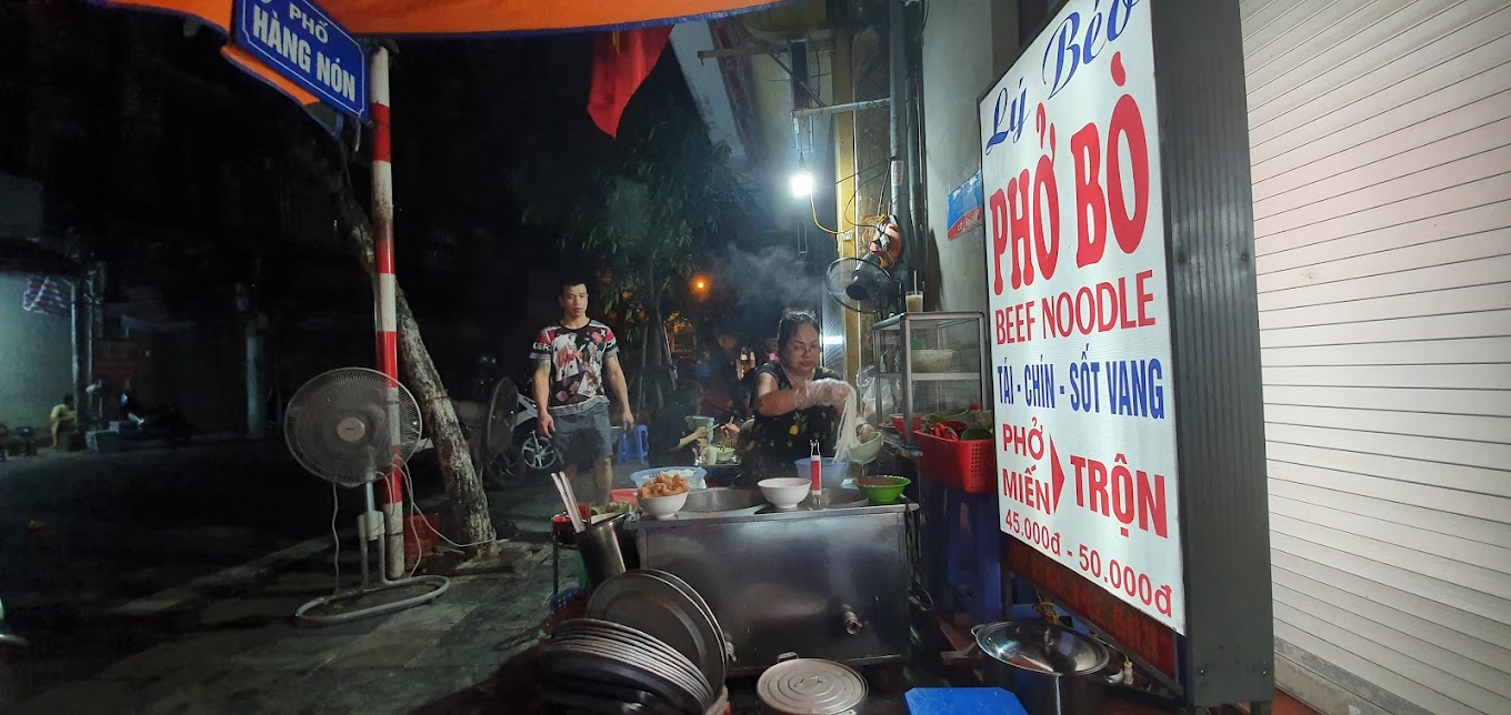 Hàng phở ngồi mâm giữa phố cổ có gì mà được tỉ phú Mỹ ghé thăm? - Ảnh 3. Hàng phở ngồi mâm giữa phố cổ có gì mà được tỉ phú Mỹ ghé thăm? - Ảnh 3.