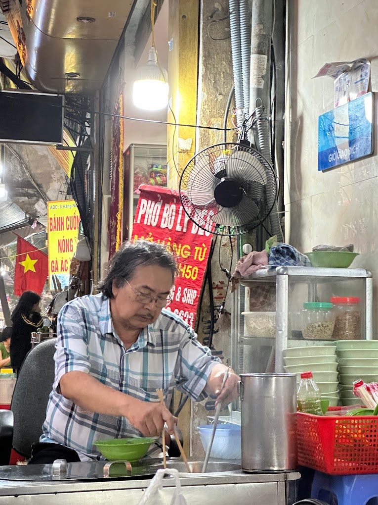 Hàng phở ngồi mâm giữa phố cổ có gì mà được tỉ phú Mỹ ghé thăm? - Ảnh 4. Hàng phở ngồi mâm giữa phố cổ có gì mà được tỉ phú Mỹ ghé thăm? - Ảnh 4.