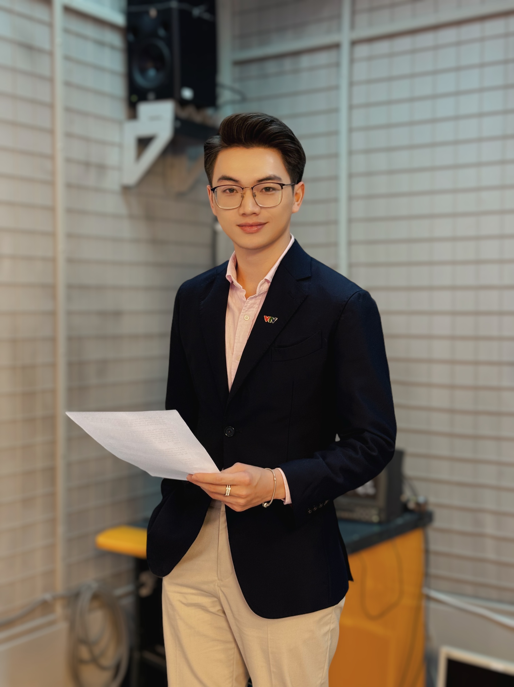 Chân dung MC Thời tiết mới của VTV: Được 5 trường tuyển thẳng, vào nhà đài "quốc dân" khi chưa tốt nghiệp- Ảnh 2. Chân dung MC Thời tiết mới của VTV: Được 5 trường tuyển thẳng, vào nhà đài "quốc dân" khi chưa tốt nghiệp- Ảnh 2.