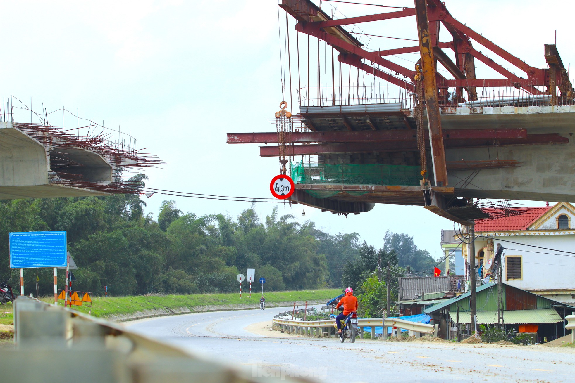 Hình hài cây cầu nghìn tỷ dài nhất tuyến cao tốc đoạn Diễn Châu - Bãi Vọt - Ảnh 15.