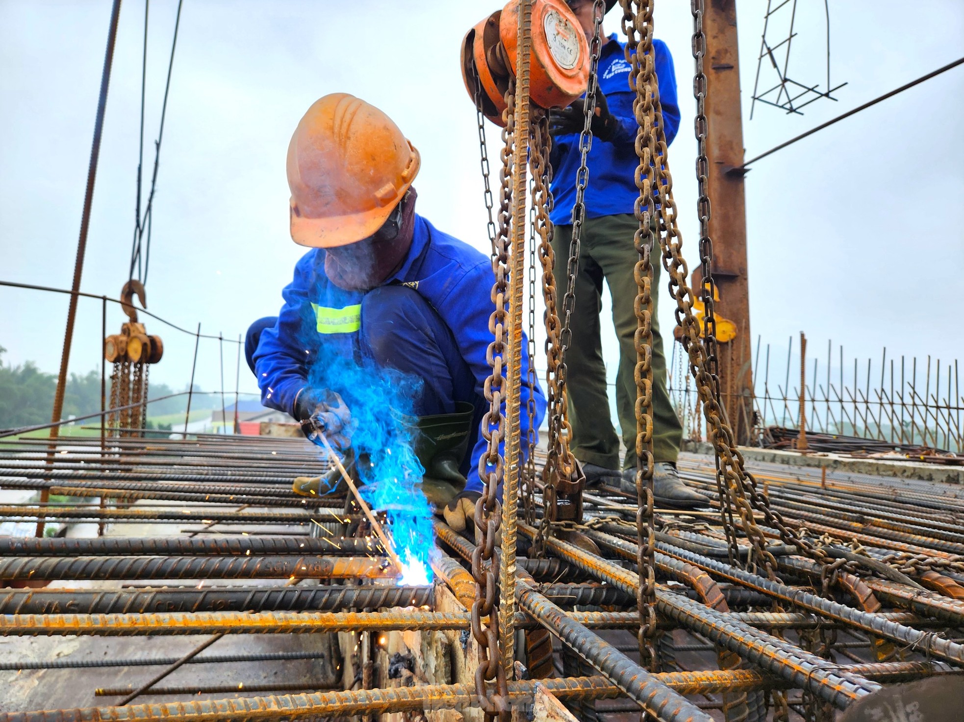 Hình hài cây cầu nghìn tỷ dài nhất tuyến cao tốc đoạn Diễn Châu - Bãi Vọt - Ảnh 12.